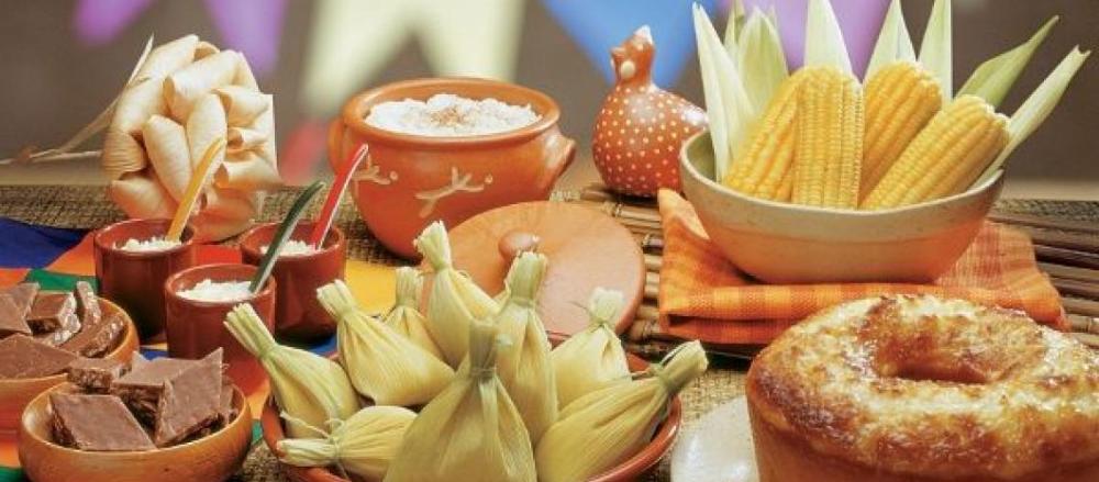 Uma mesa com comdias típicas de festa junina