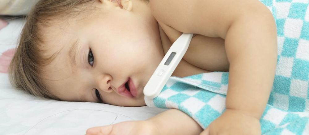 bebê deitada medindo a temperatura