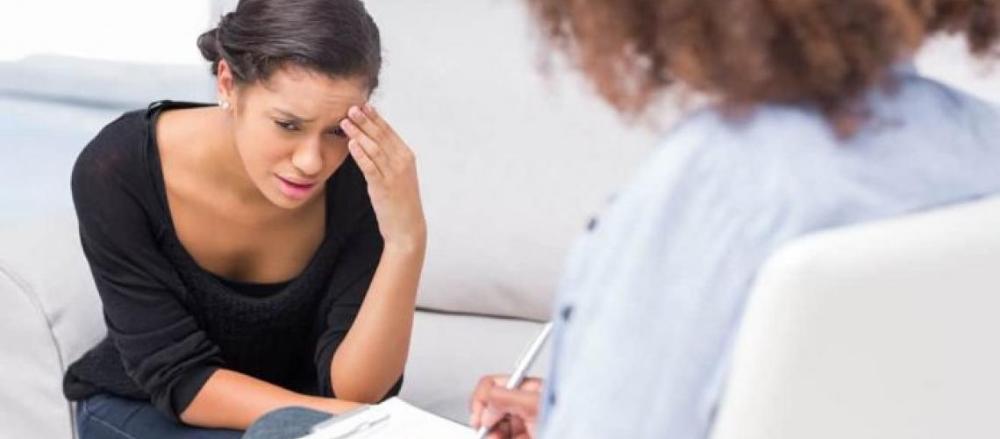 Mulher passando po rum consulta psicológica