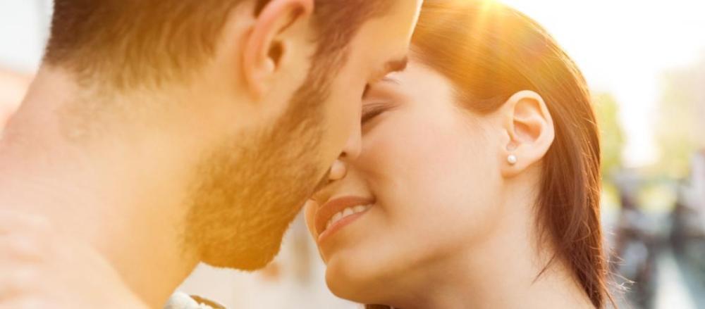 Duas pessoas próximas de se beijarem