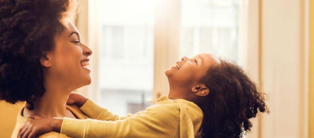 Mãe e filha se divertindo
