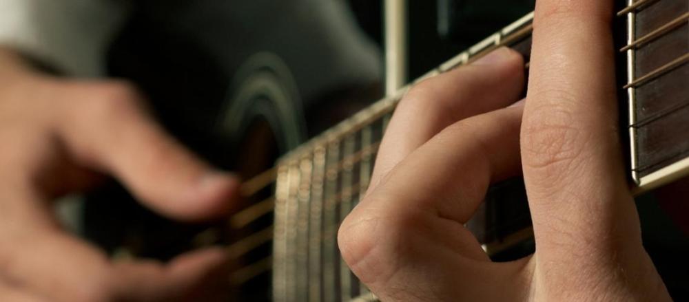 Pessoa tocando um violão