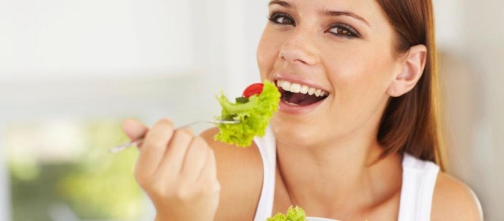 Mulher comendo salada