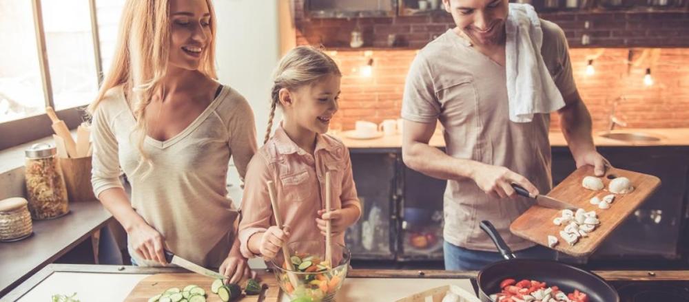 Família cozinhando em conjunto