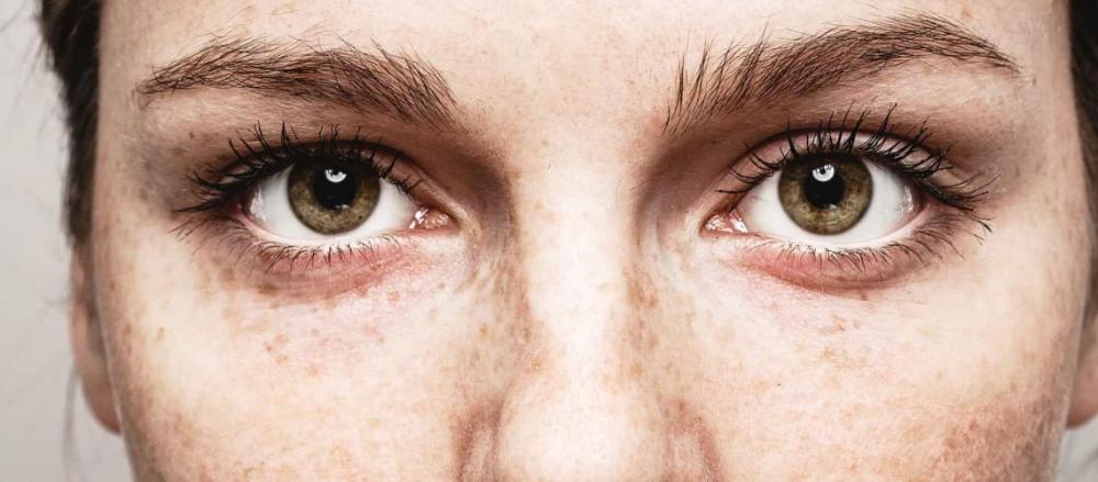 Close de olhos verdes femininos