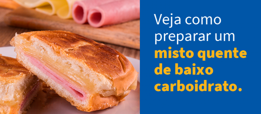 Um misto quente cortado ao meio