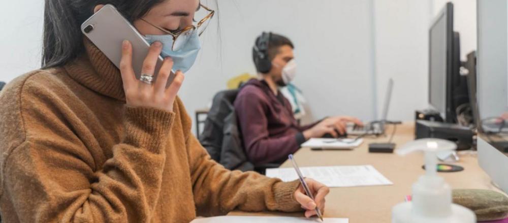 Duas pessoas trabalhando na frente de computador