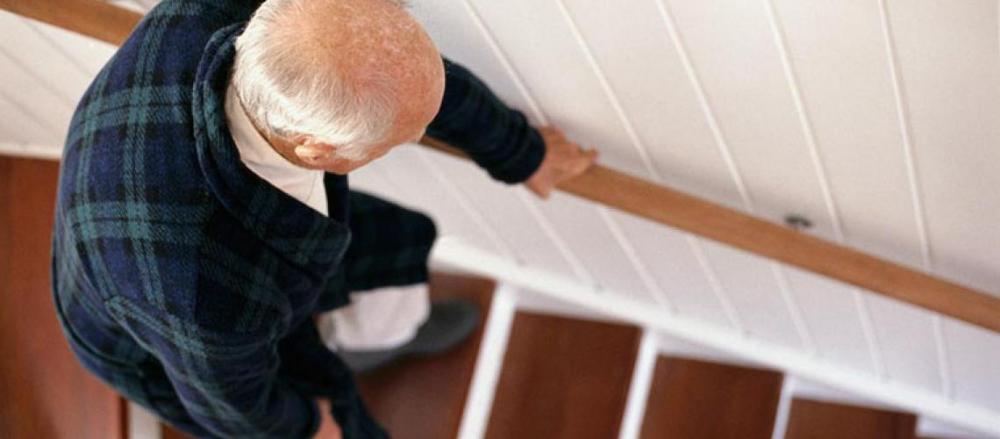 Homem idoso descendo escadas