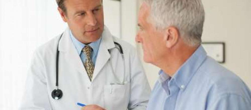 Homem idoso passando por consulta no médico