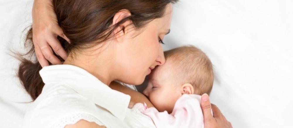 Mãe abraçando bebê recém nascido