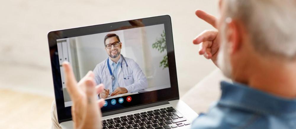 Homem em consulta de telemedicina pelo computador