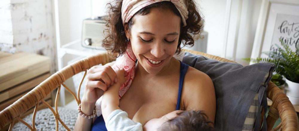 Mãe amamentando um bebê