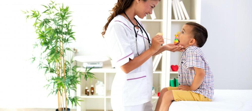 Médica consultando uma criança