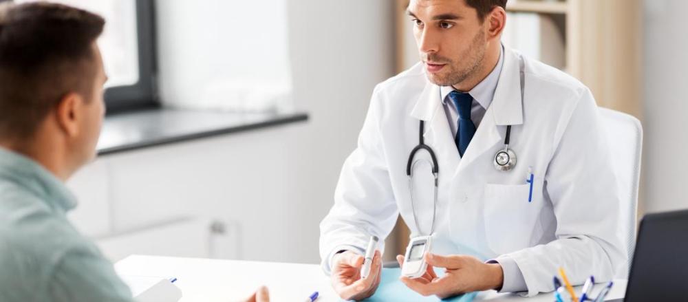 Um homem em uma consulta médica