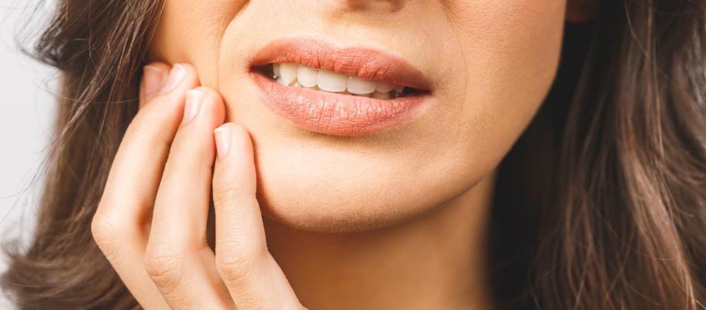 Mulher com dores de dente