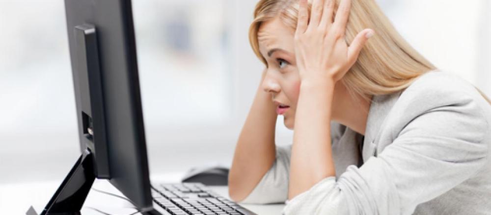 Pessoa surpresa em frente ao computador