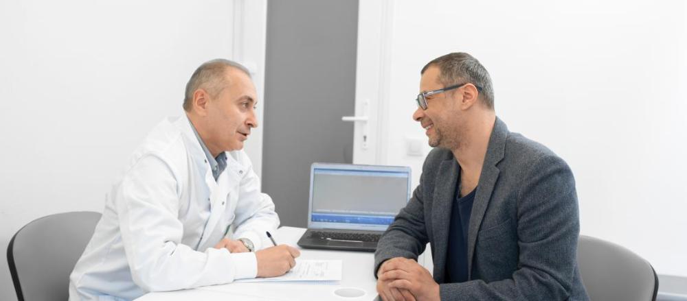 Homem em uma consulta médica