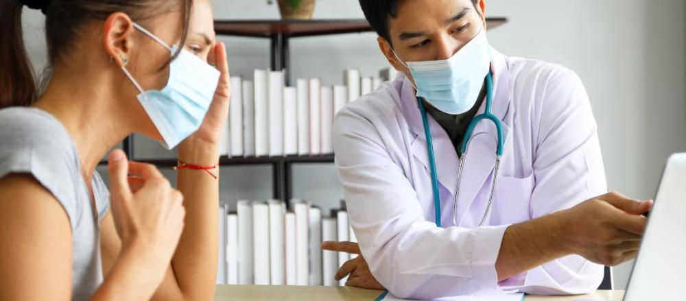 Mulher passando em consulta médica