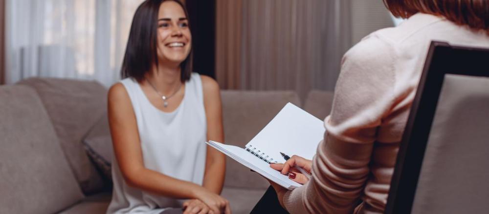 Mulher em consulta com psicólogo