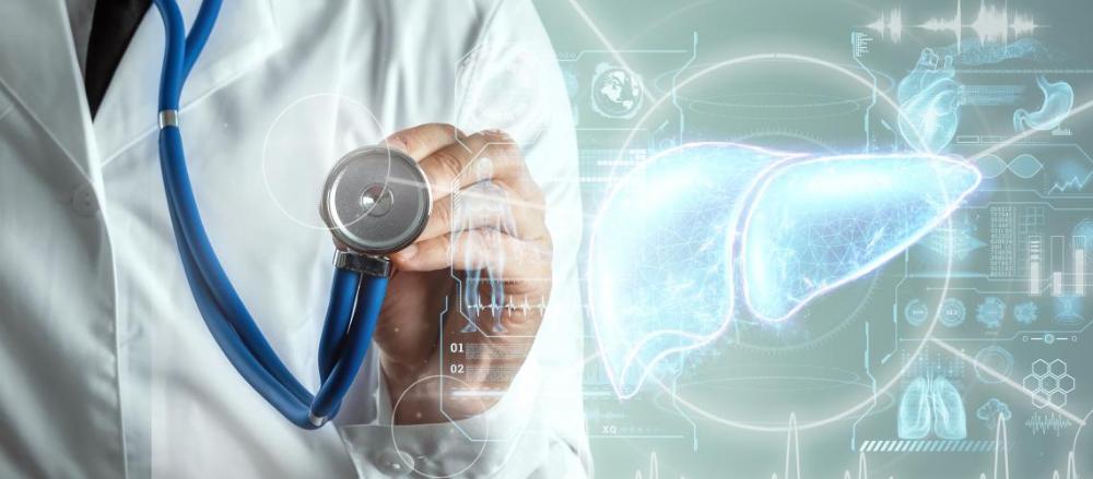 Médico segurando um estetoscópio, com imagens de órgãos computadorizadas ao lado