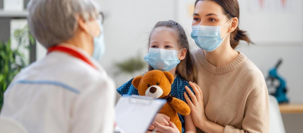 Mãe levando criança em uma consulta médica