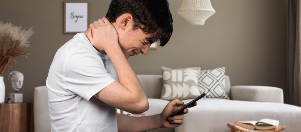Homem com má postura usando celular