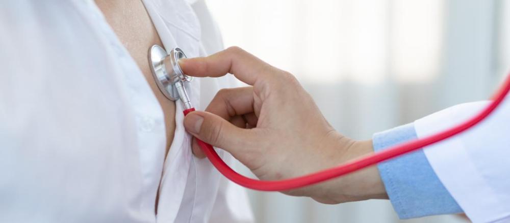Médico usando estetoscópio em paciente