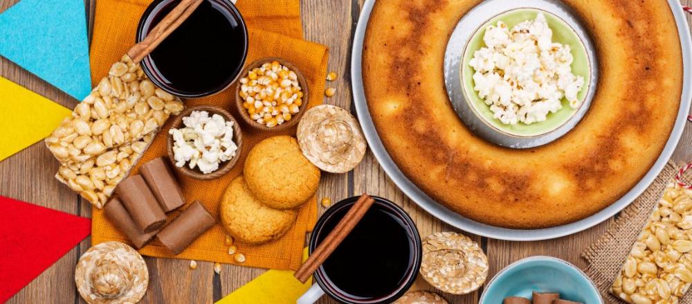 Mesa com comidas típicas de festa junina