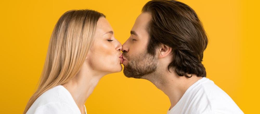 Duas pessoas se beijando