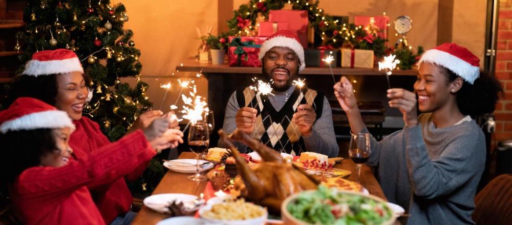 Família em uma mesa comendo a ceia de natal