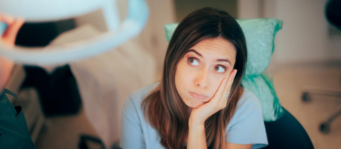 Mulher apreensiva em atendimento no dentista
