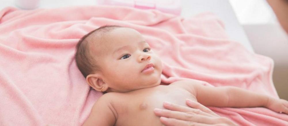 Bebê deitado em uma cama