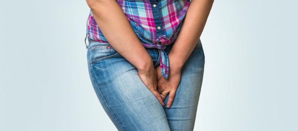 Mulher com as mãos entre a região íntima