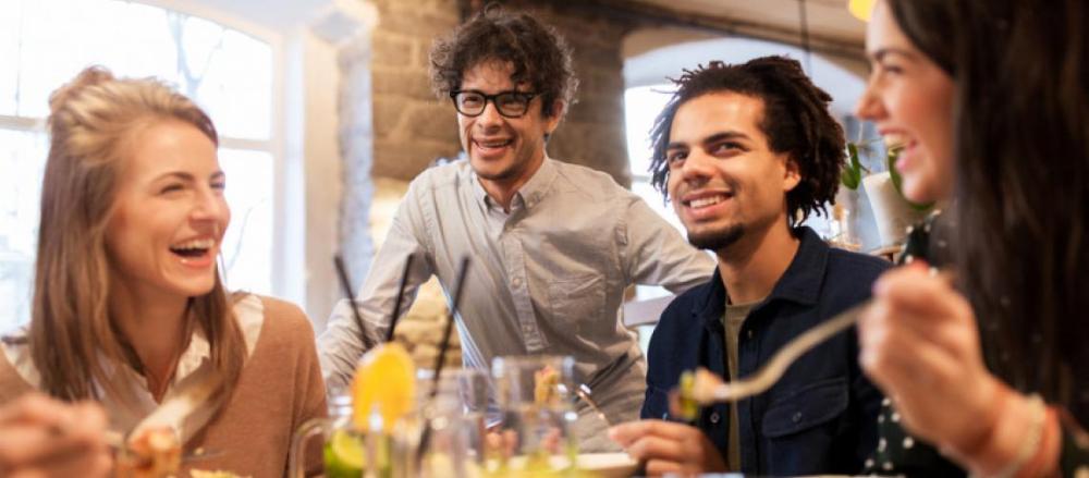 4 pessoas comendo em im banquete de ano novo