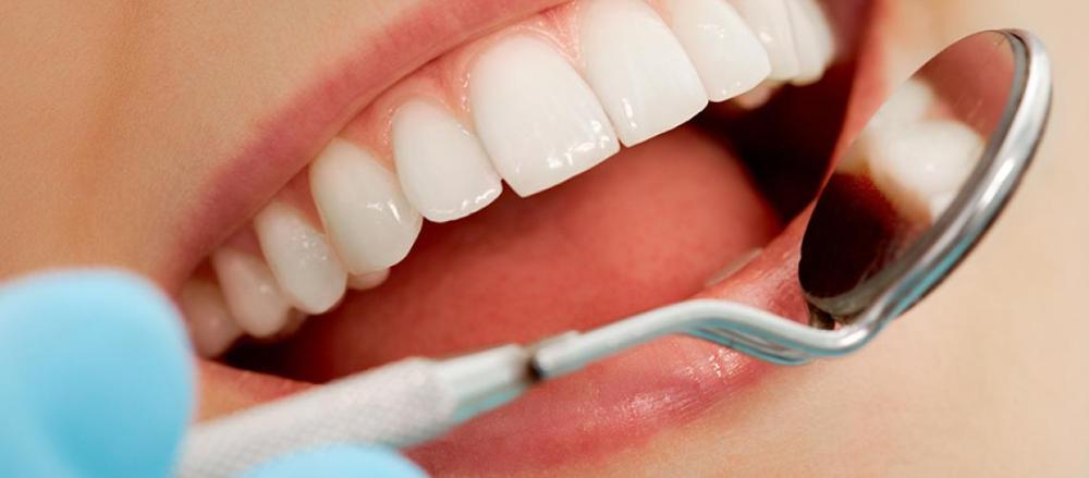 Close de um sorriso passando por cuidados médicos