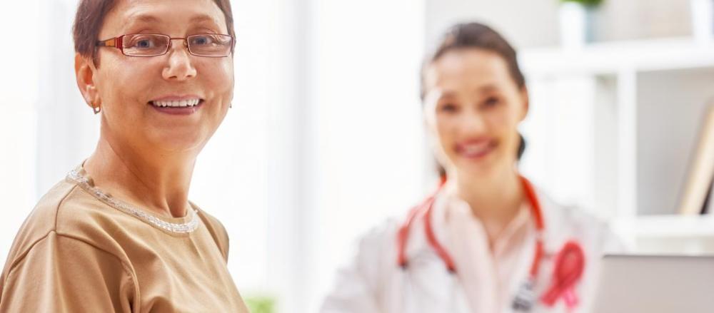 Mulher sorrindo em uma consulta médica