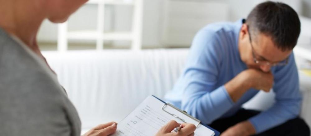 Homem em uma consulta com expressão negativa