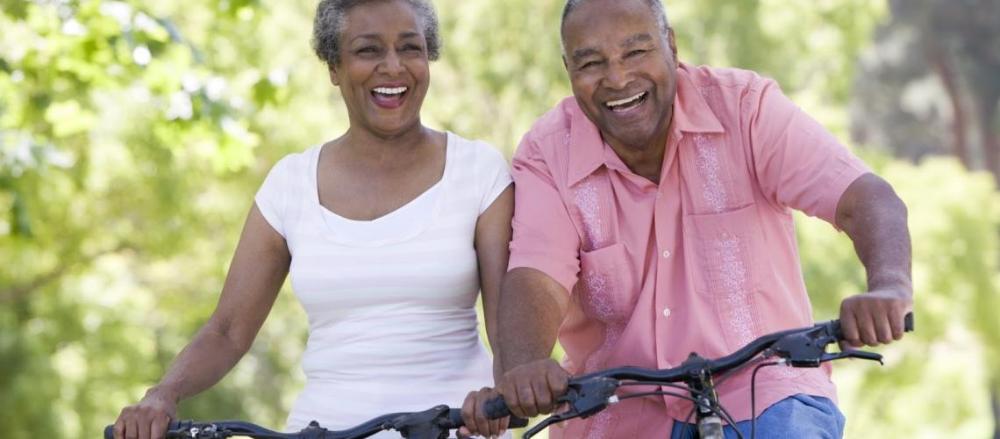 Casal idoso andando de bicicleta