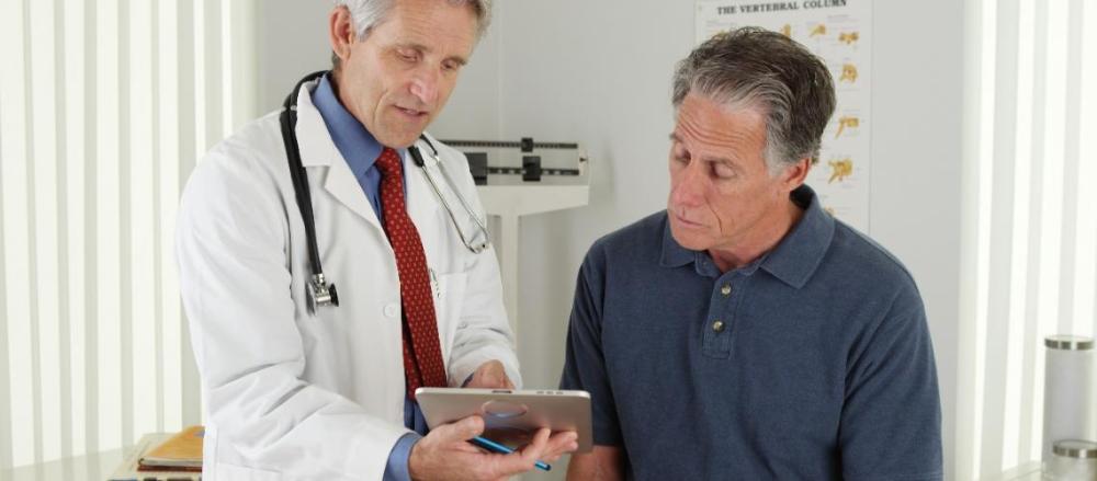 Homem idoso em consulta médica