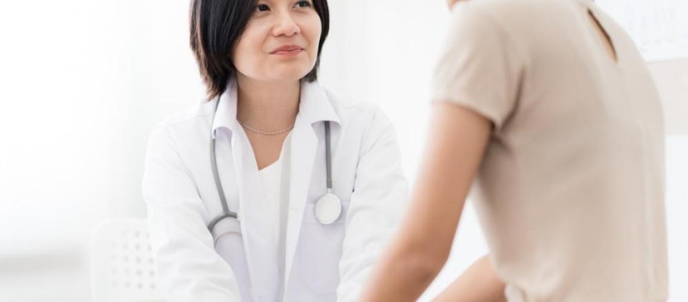 Mulher em consulta com uma médica