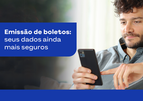 Homem com celular na mão.