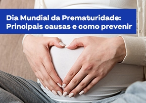 Mão de mulher gestante fazendo um coração em cima da barriga