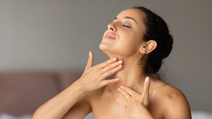 Familia se abraçando feliz no leito de uum hospital.