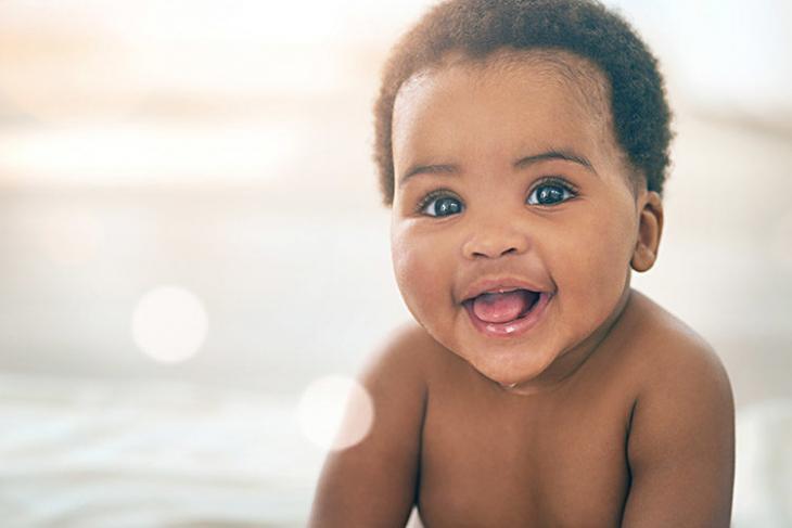 Imagem de bebê sorrindo, destacando os benefícios do sorriso