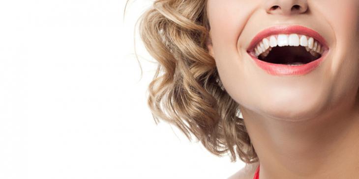 Imagem de uma jovem sorrindo, indicando a segurança no clareamento dos dentes