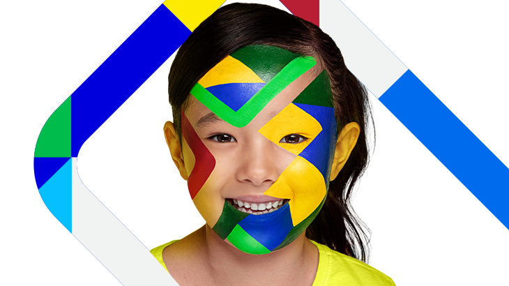 Imagem de uma criança com o rosto pintado com as cores azul, vermleho, amarelo e verde