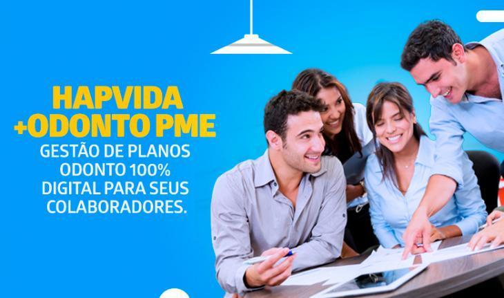 Imagem de 4 pessoas em uma mesa, observando alguns papéis e a frase Hapvida + Odonto PME: gestão de planos odonto 100% digital para seus colaboradores