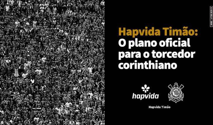 Imagem em preto e branco com a torcida do time de futebo, do Corinthians e a frase Hapvida Timão: o plano oficial para o torcedor corinthiano