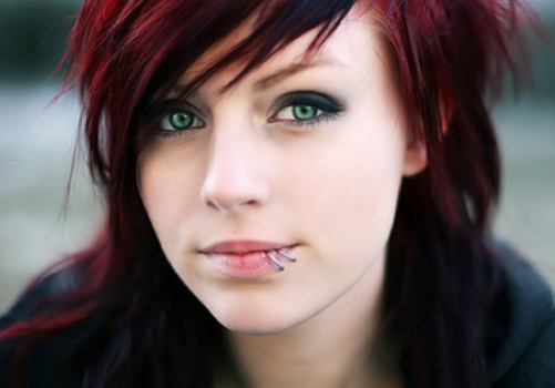 Imagem de uma mulher com dois piercings nos lábios