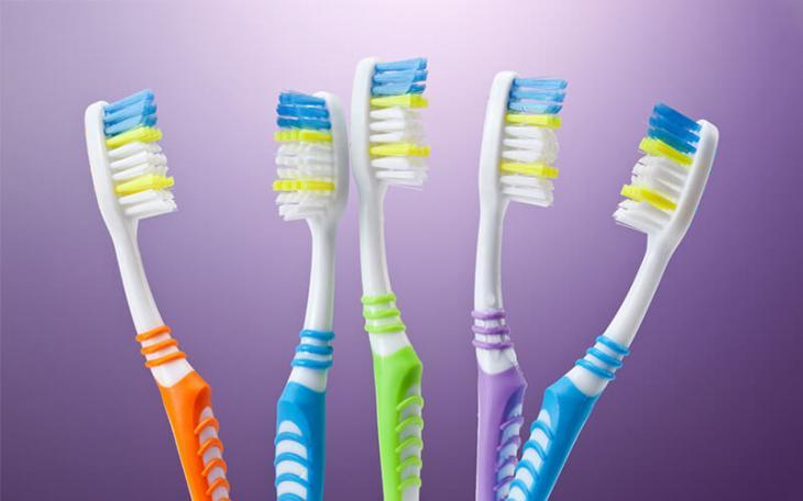 Imagem de 5 escovas de dentes coloridas, destacando as dicas para preservação das cerdas das escovas de dentes